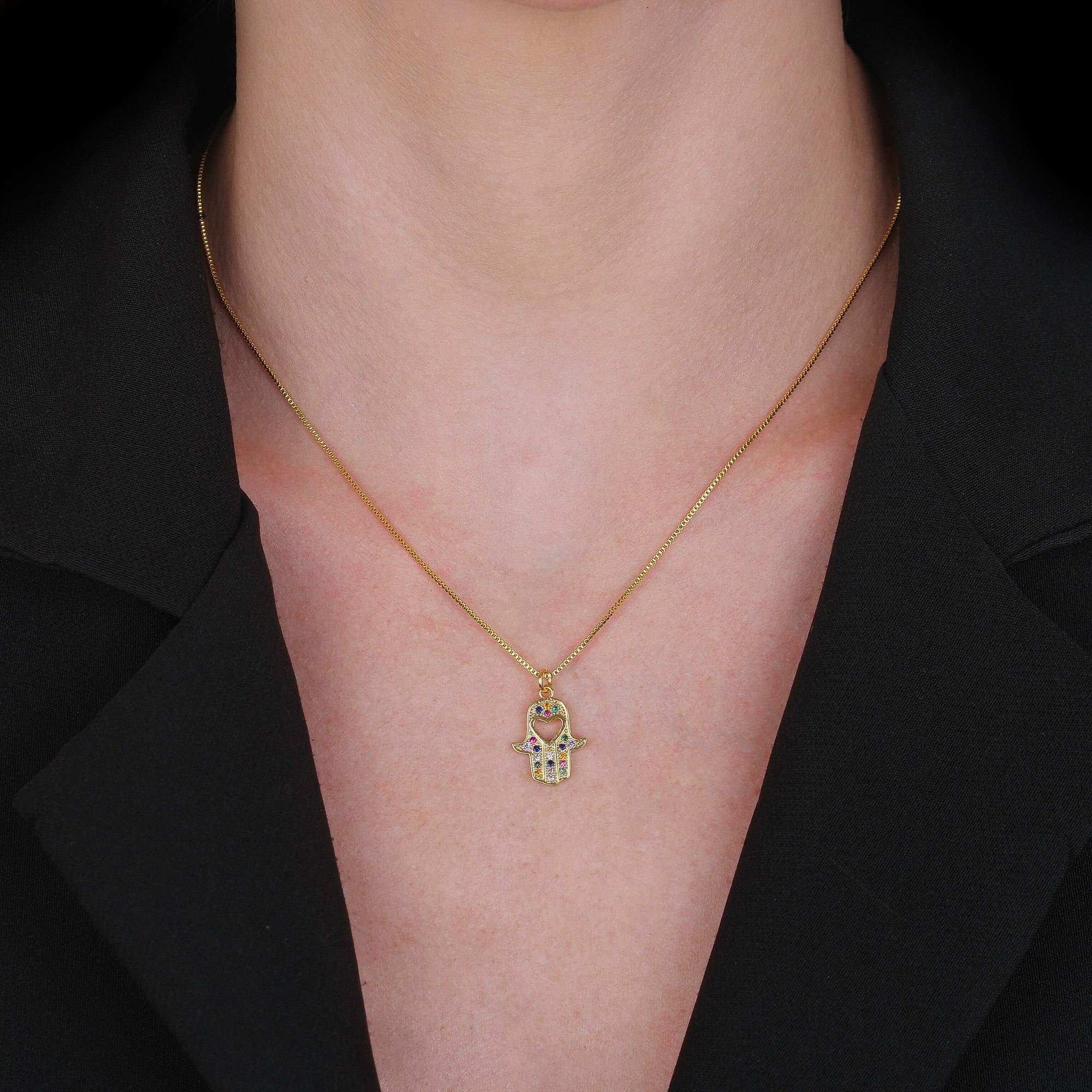 Colar Dourado Mão de Fátima Cravejado de Zircônia Coloridas com Coração - Galeria