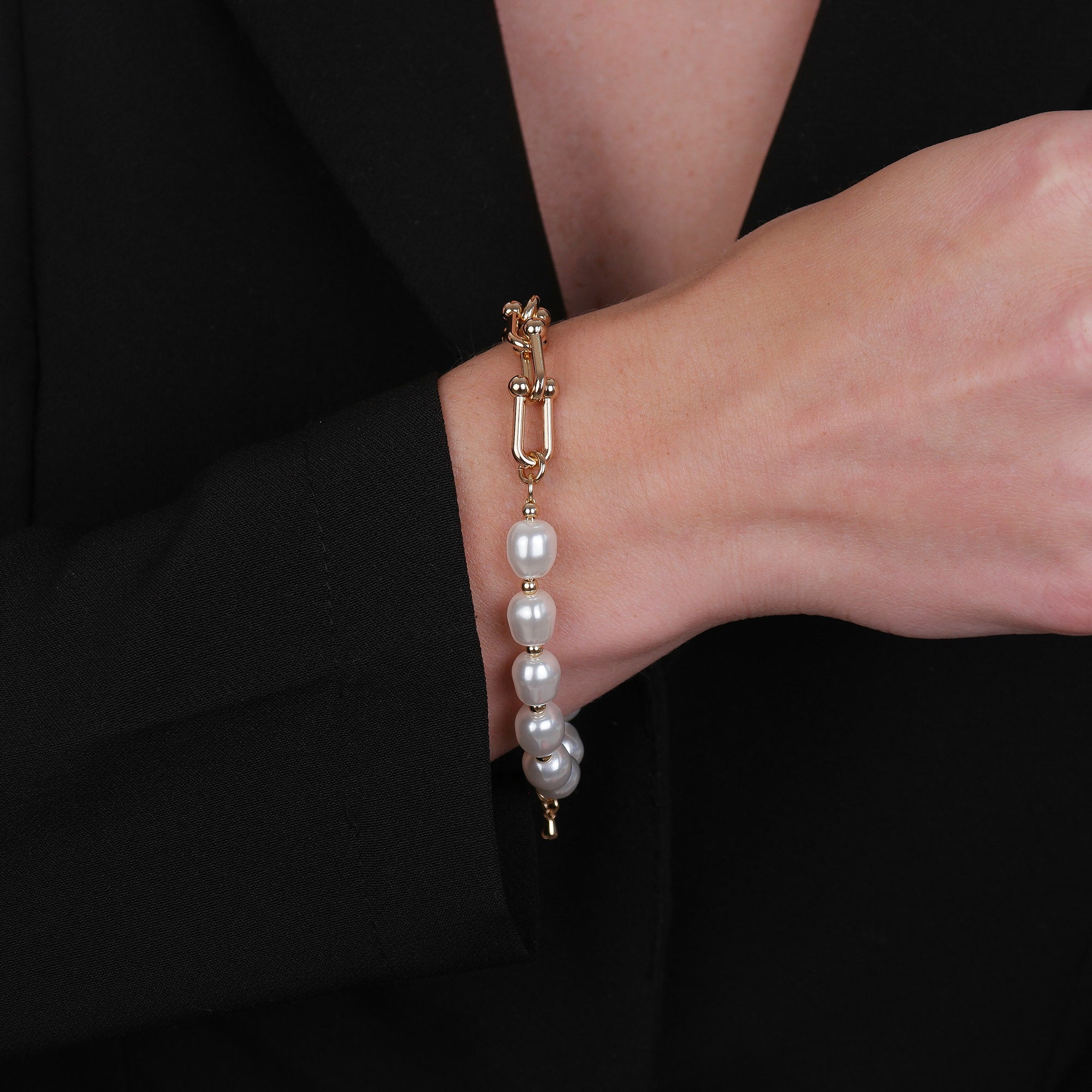 Pulseira Dourada de Corrente com Pérolas Amassadas - Galeria