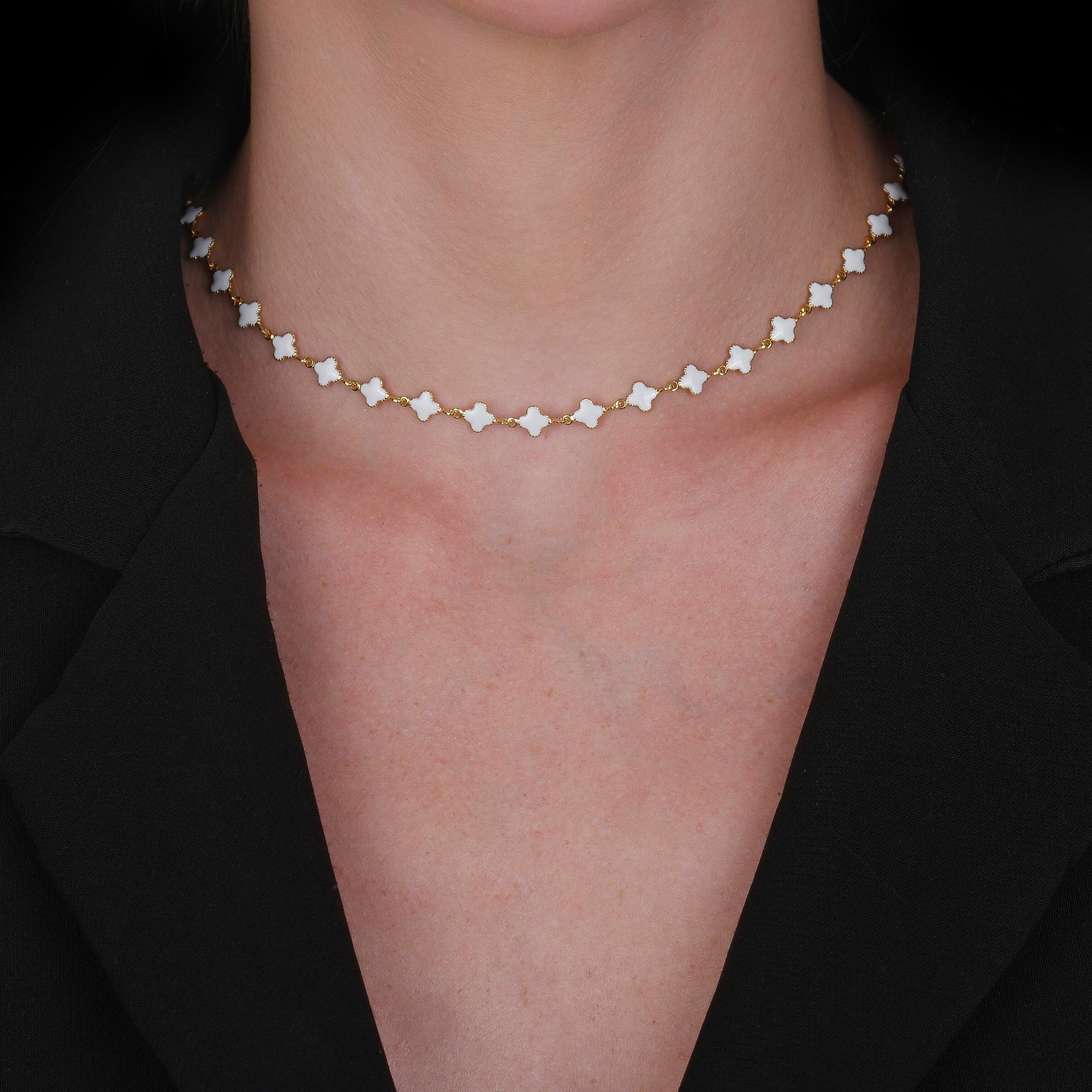 Colar Dourado com Trevos Brancos - Galeria