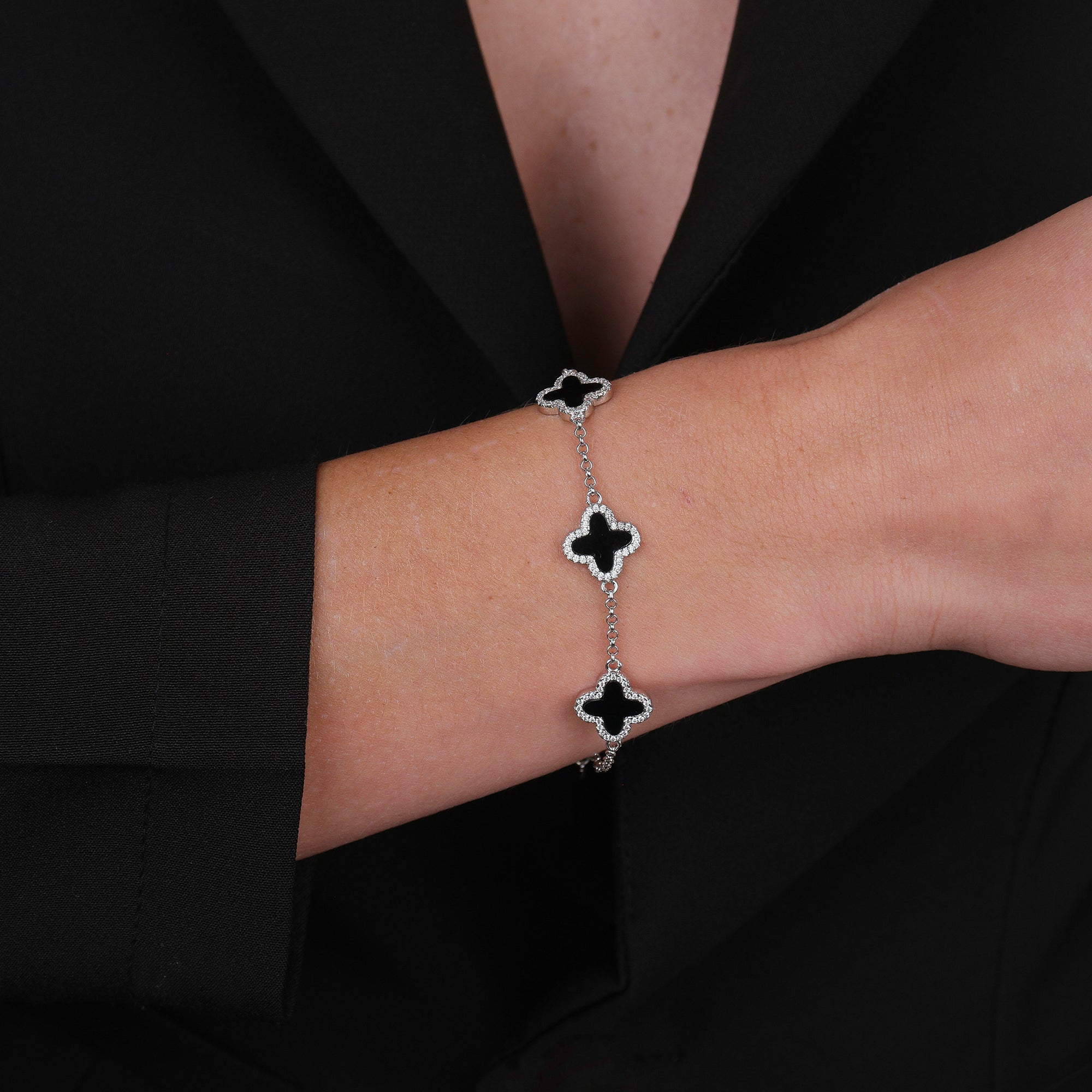 Pulseira Prateada de Trevos Pretos Cravejados de Zircônia - Galeria