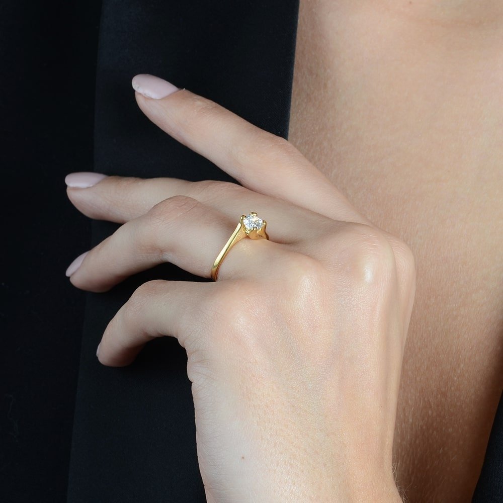 Anel Dourado Solitário com Pedra de Zircônia Pequena - Galeria