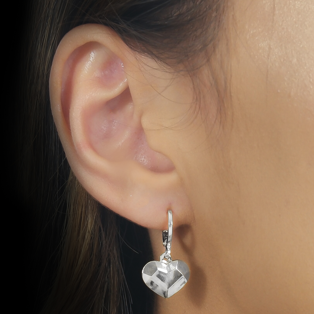 Brinco Prateado de Argolinha Coração Traços Retos - Galeria