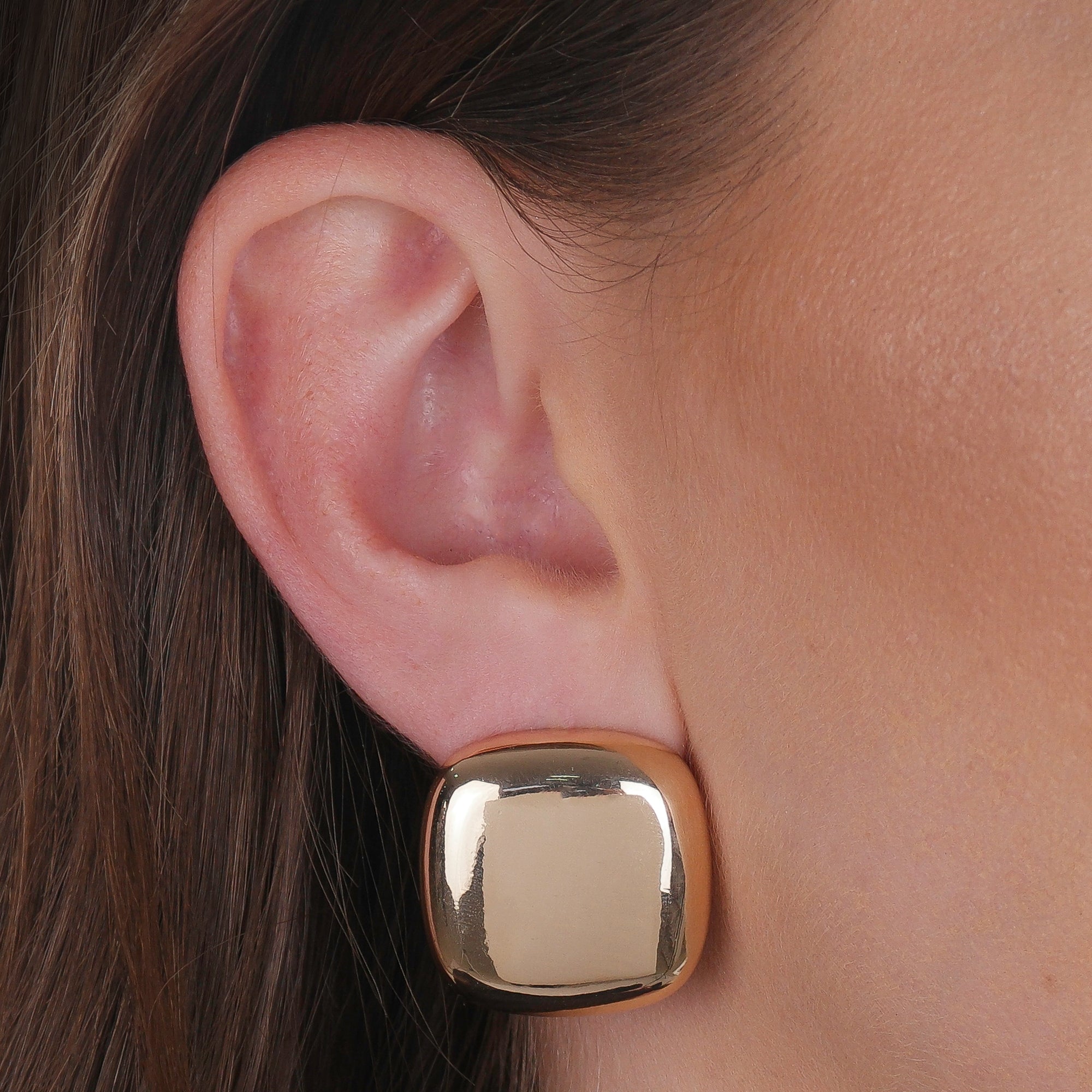 Brinco Dourado Formato Quadrado com Bordas Arredondadas - Galeria