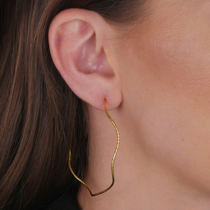 Argola Dourada Ondulada Assimétrica - Galeria