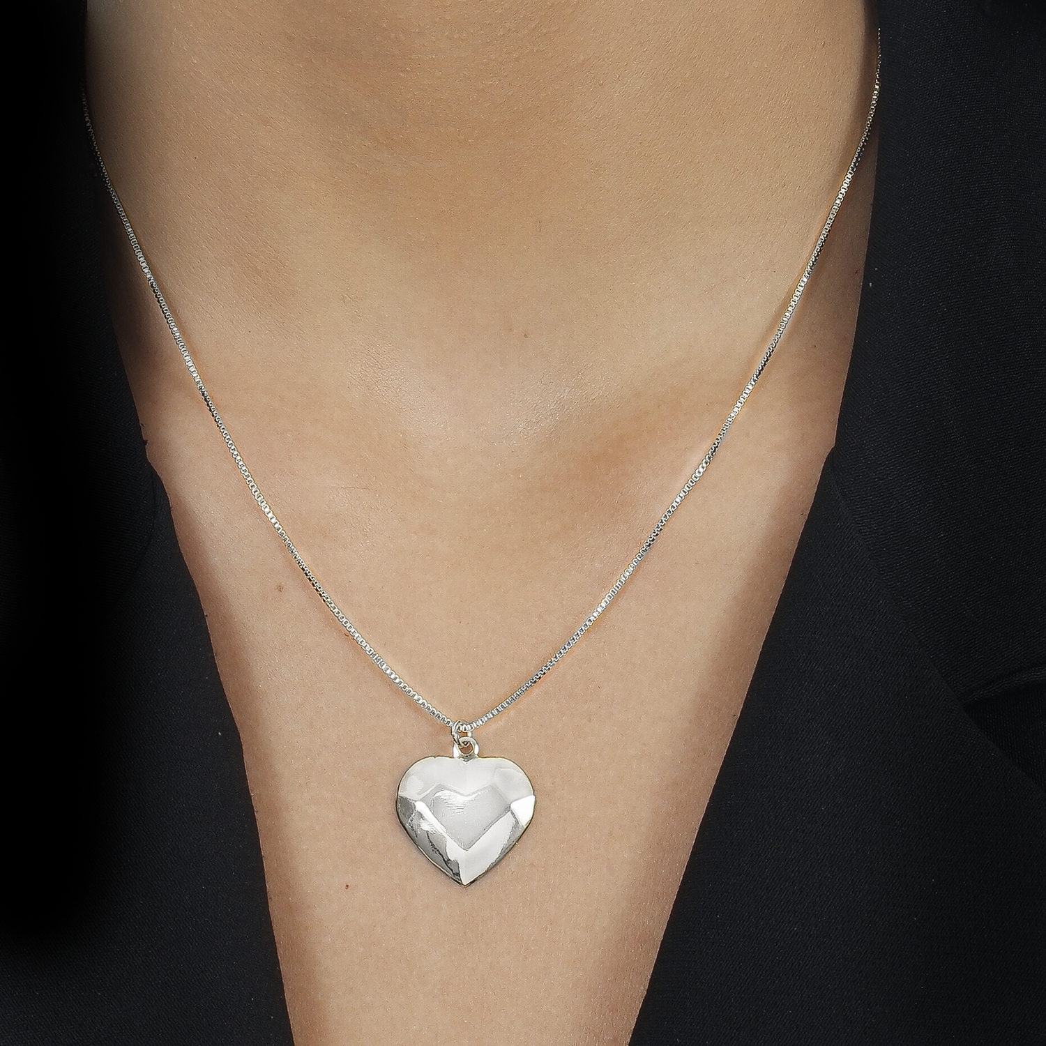 Colar Prateado de Coração Traços Retos - Galeria