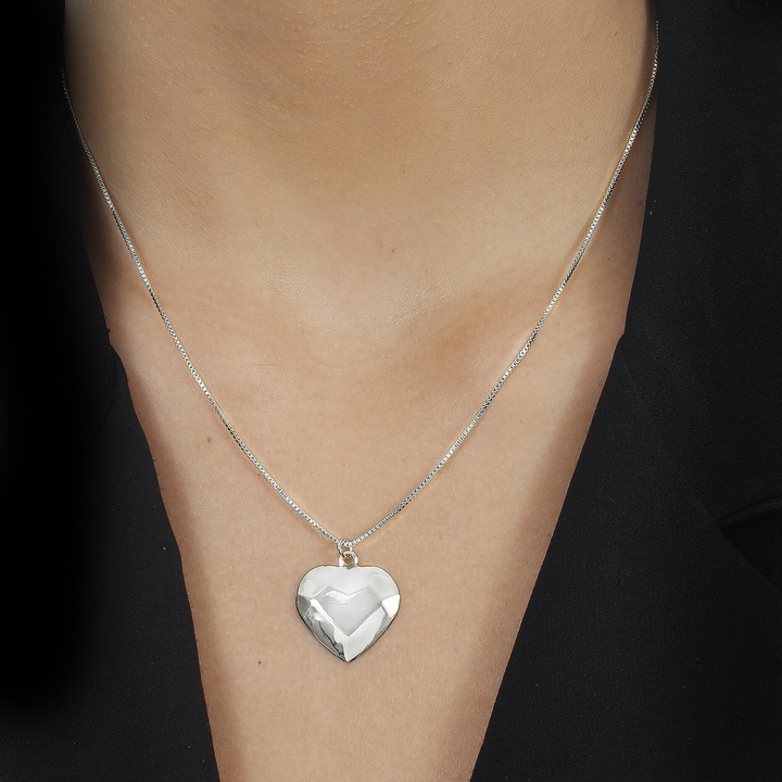 Colar Prateado de Coração Traços Retos - Galeria