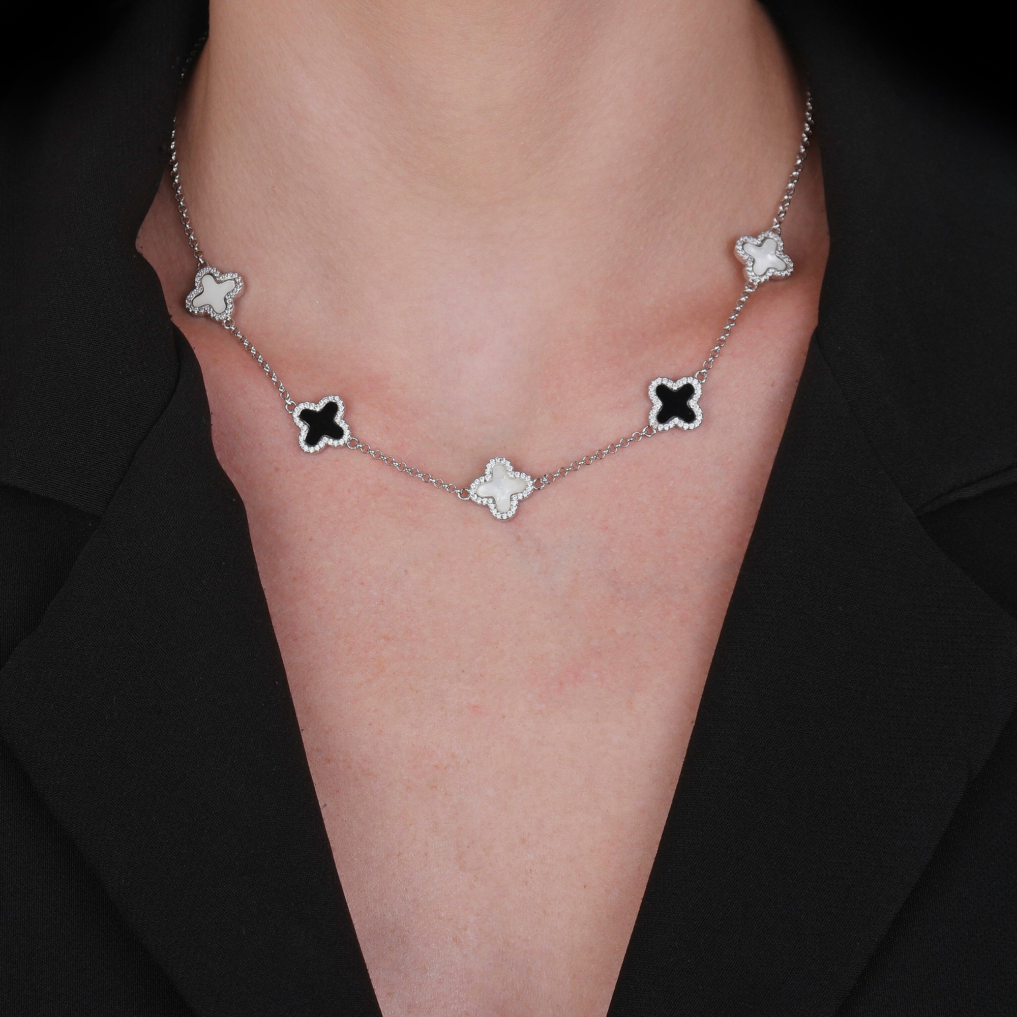 Colar Prateado de Trevos Pretos e Brancos Cravejados de Zircônia - Galeria