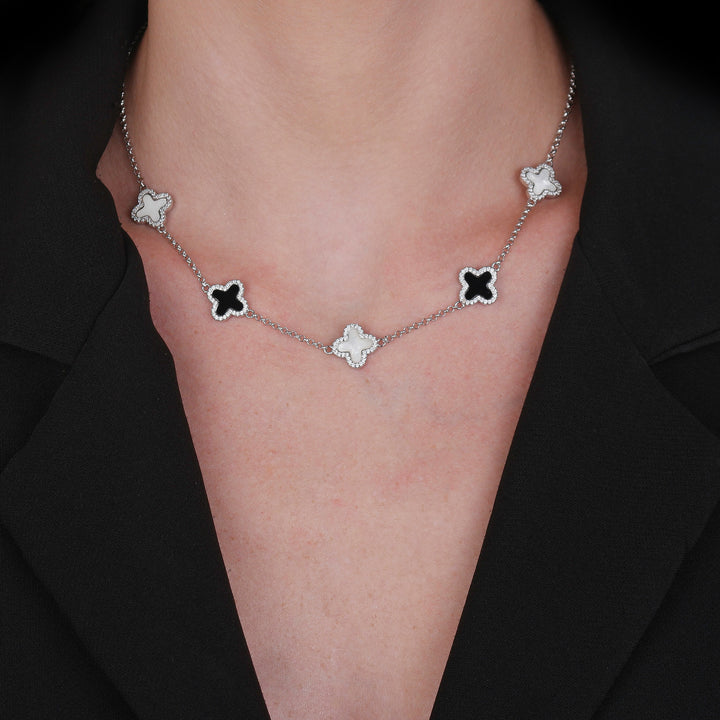 Colar Prateado de Trevos Pretos e Brancos Cravejados de Zircônia - Galeria