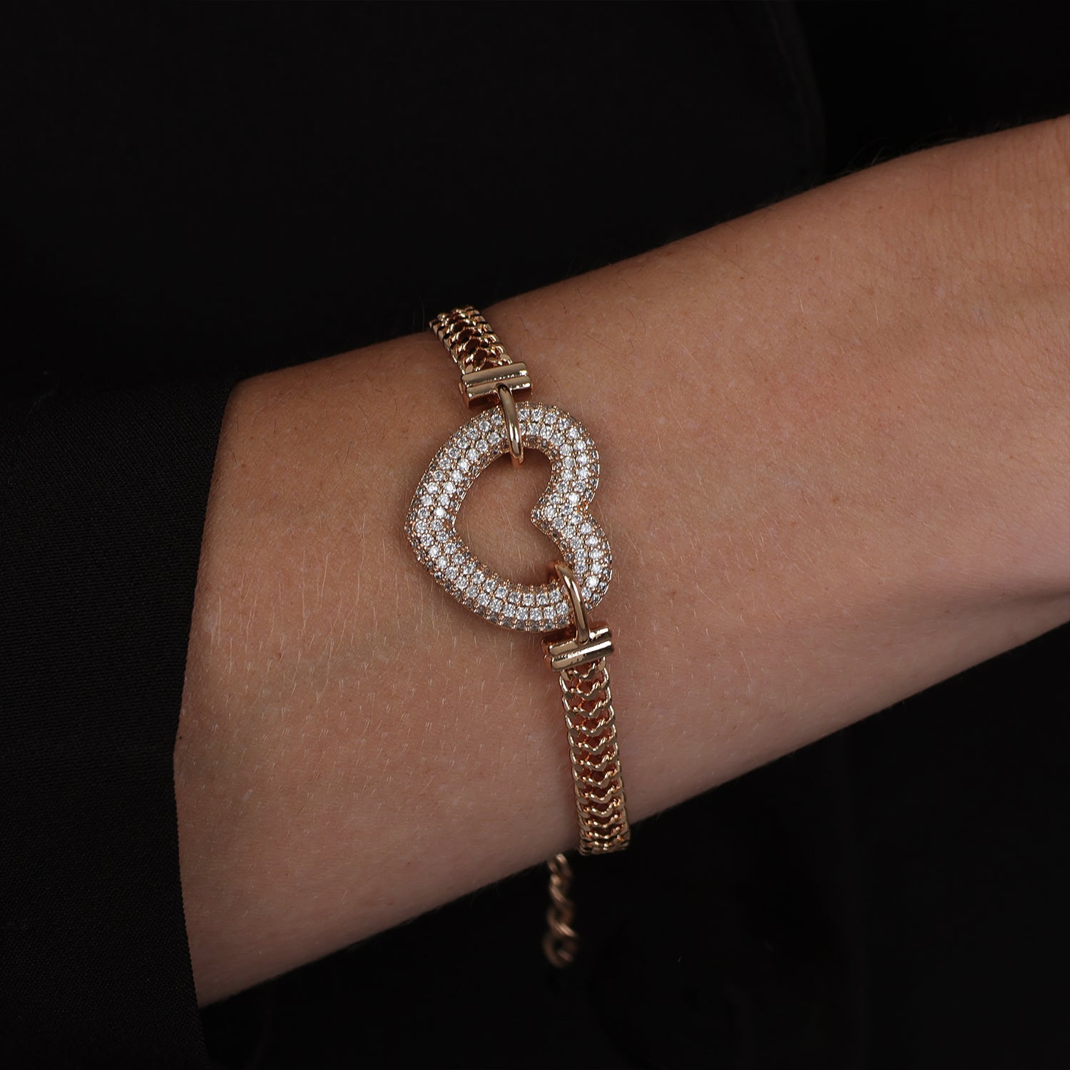 Pulseira Dourada de Coração Vazado Cravejado com Zircônia - Galeria