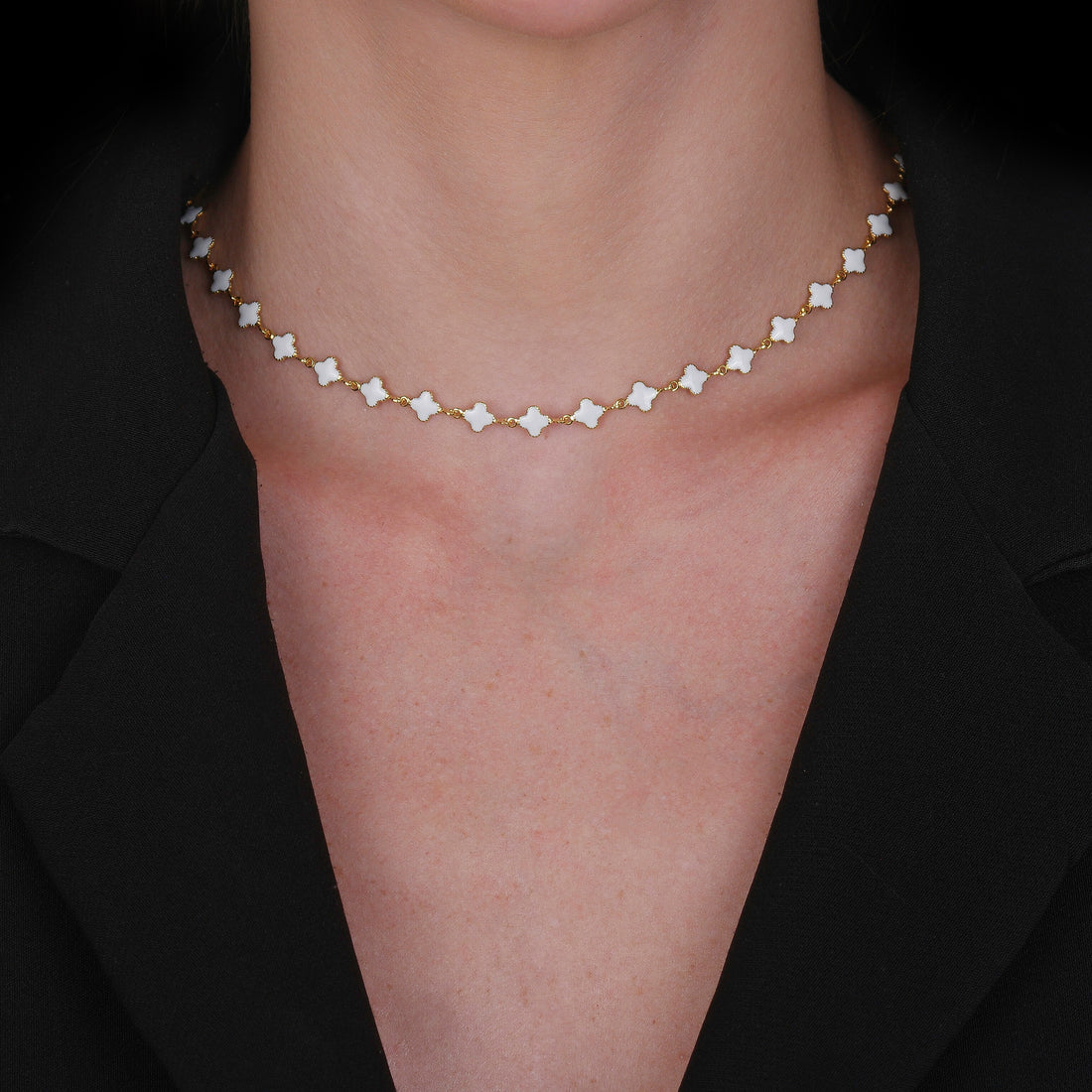 Colar Dourado com Trevos Brancos - Galeria