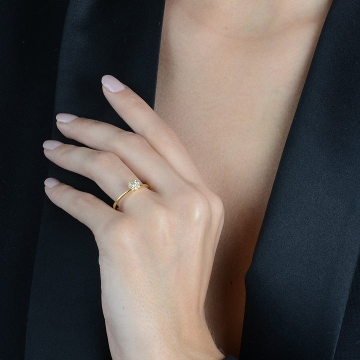 Anel Dourado com 9 Pedras de Zircônia - Galeria