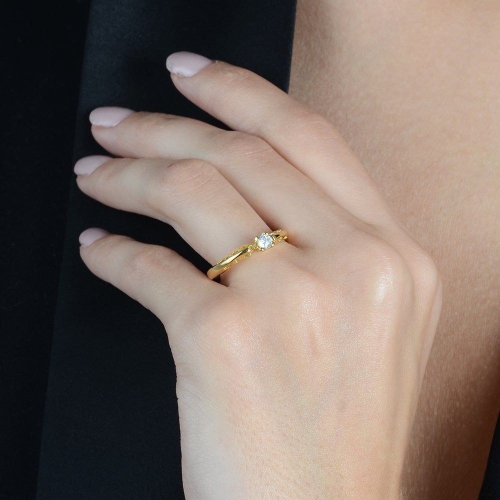 Anel Dourado Solitário Vazado com Pedra Zircônia - Galeria