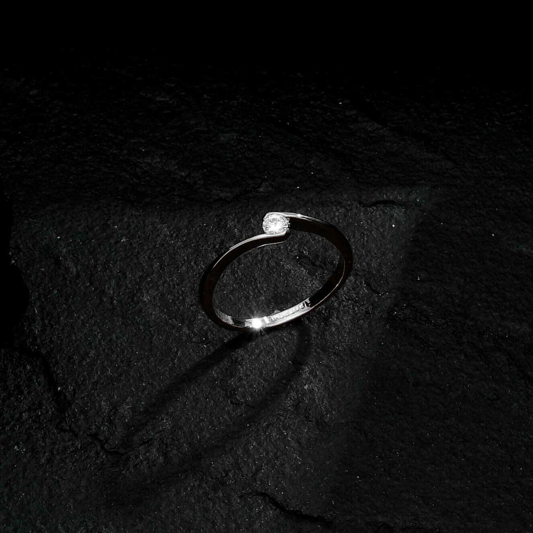 Anel Prateado Solitário Ponto de Luz Zircônia - Galeria